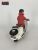 Queue de Cerise sur son scooter
