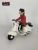 Queue de Cerise sur son scooter