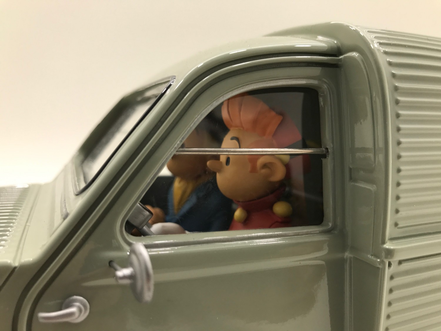 Spirou & Fantasio 2CV camionnette 1955- Résine, métal et bois. Longueur 32 cm.