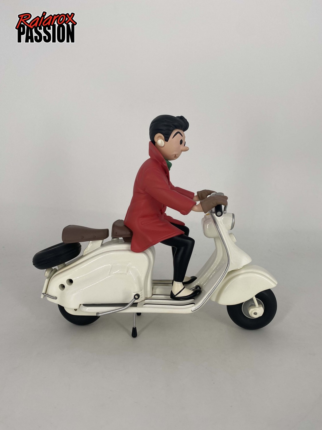 Queue de Cerise sur son scooter