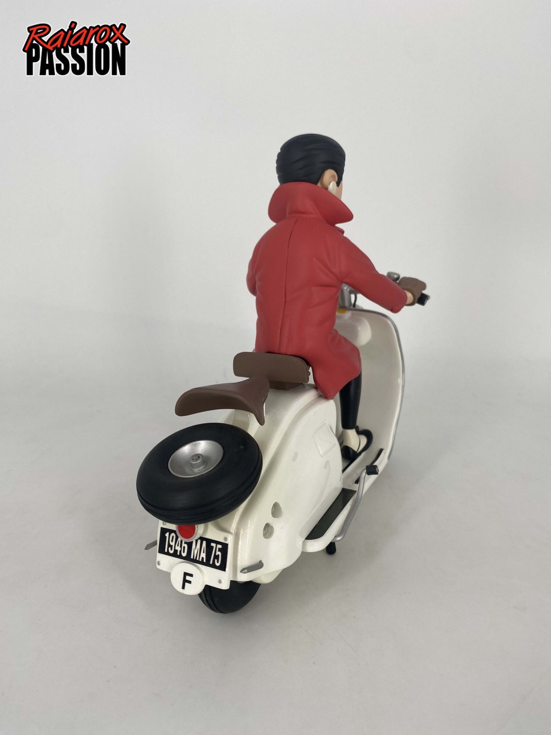 Queue de Cerise sur son scooter