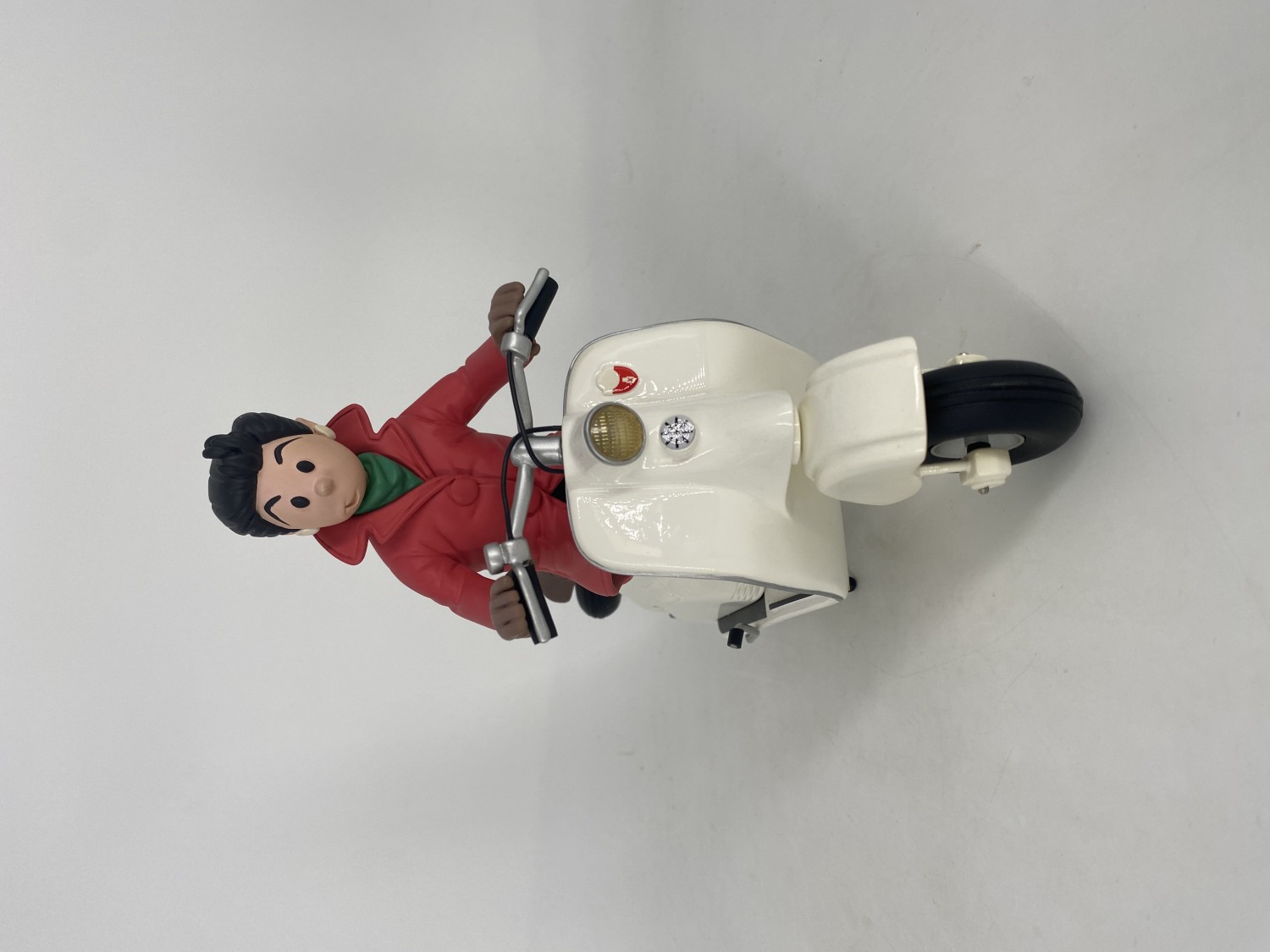 Queue de Cerise sur son scooter