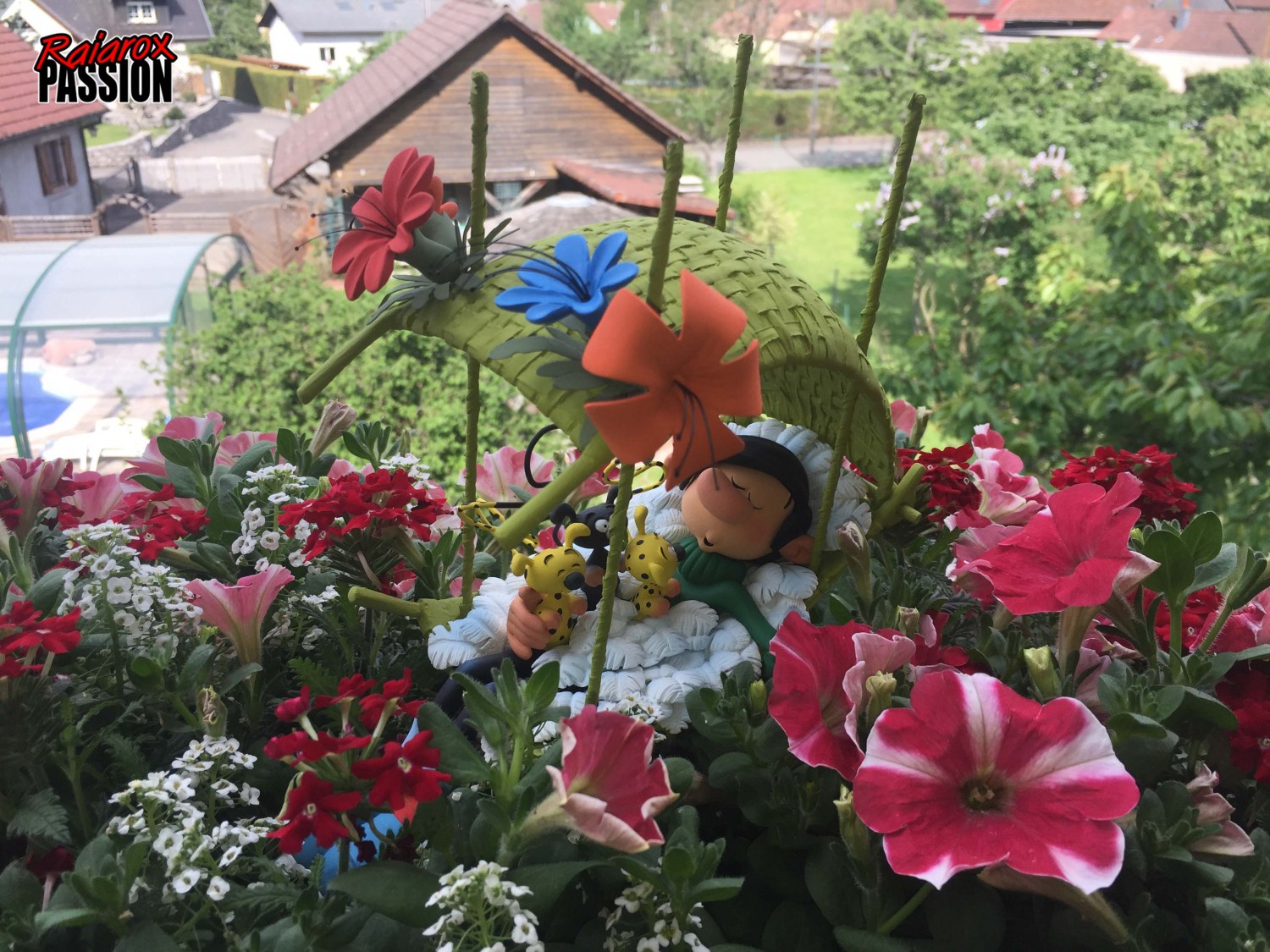 Gaston dans le nid des bébés Marsupilami - Fariboles - statuette résine 31 cm