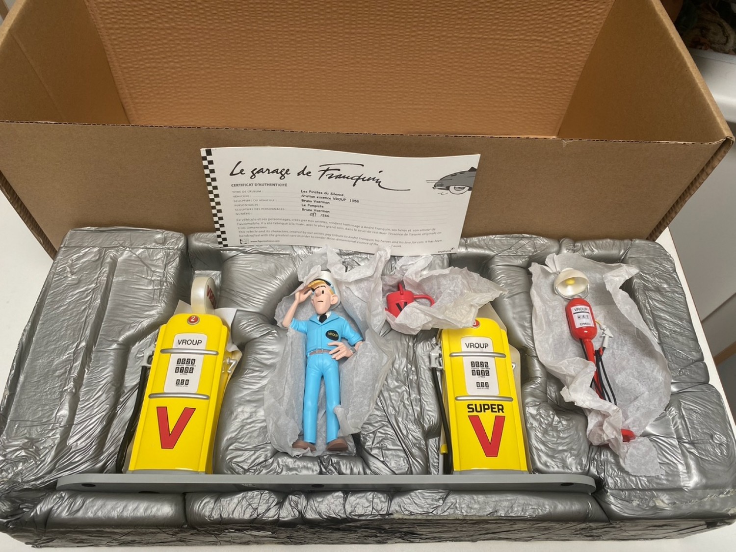 Station service Vroup "Les pirates du silence" - statuette et décor en résine 38 cm