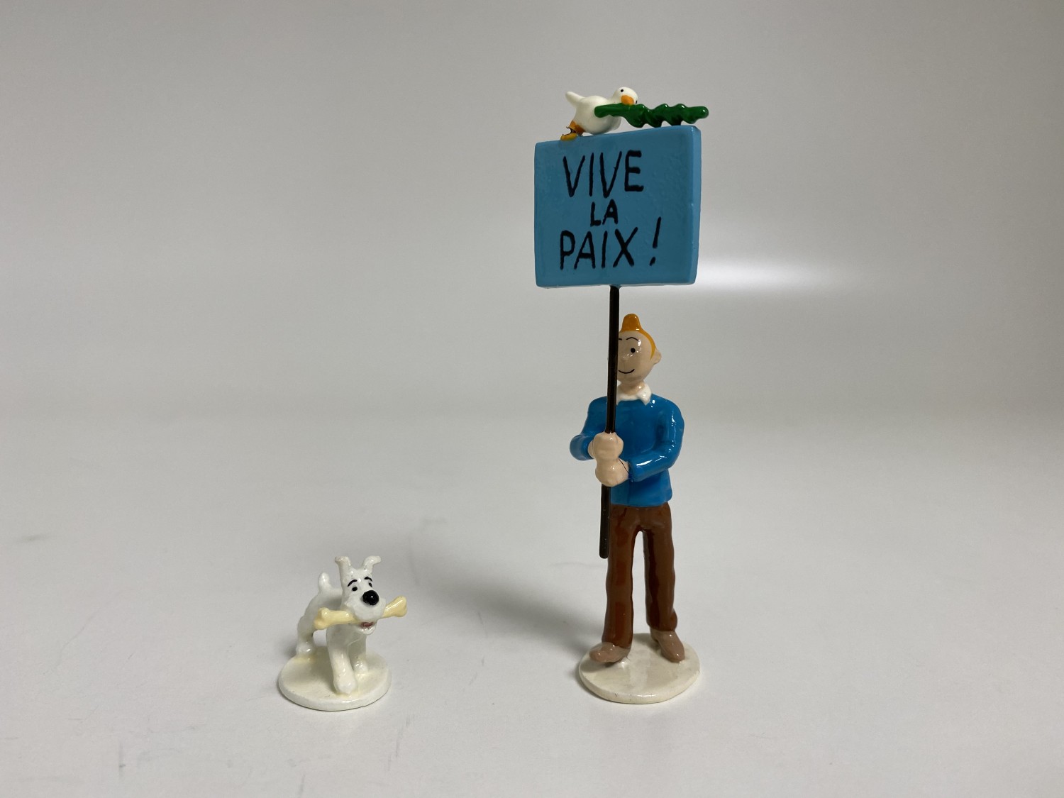 TINTIN ET MILOU " VIVE LA PAIX "