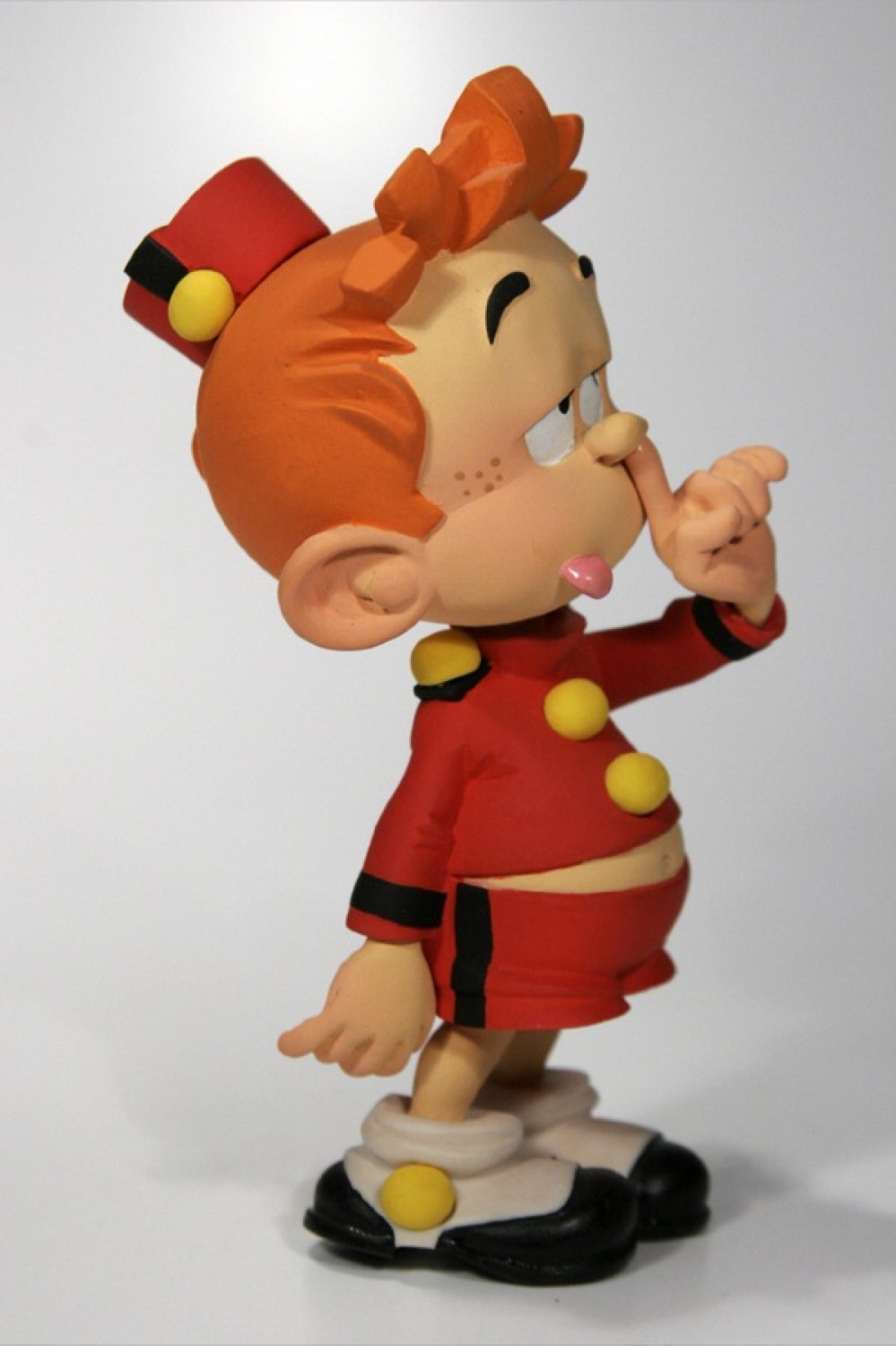 Petit Spirou "doigt dans le nez" - statuette résine 13 cm