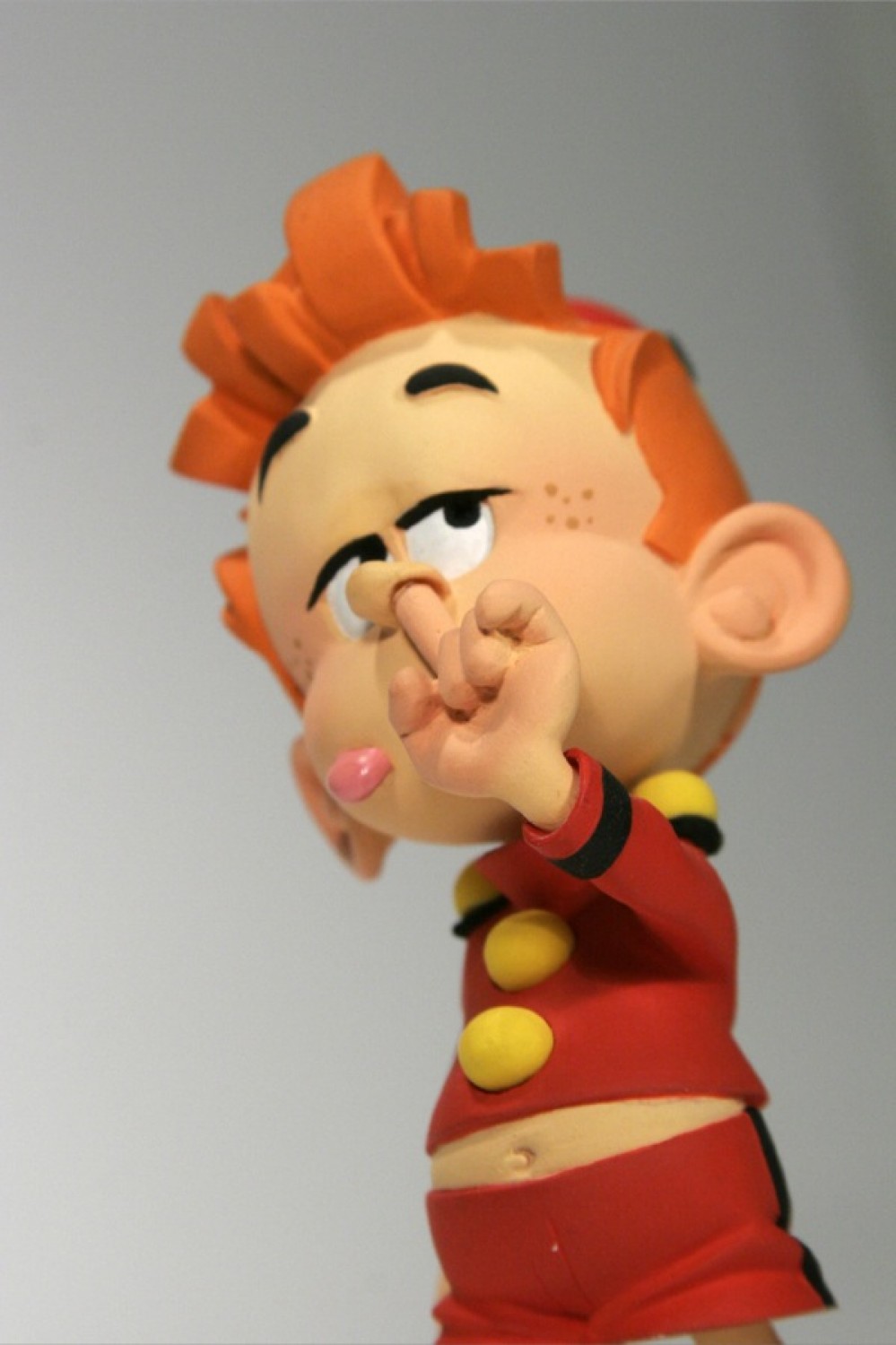 Petit Spirou "doigt dans le nez" - statuette résine 13 cm