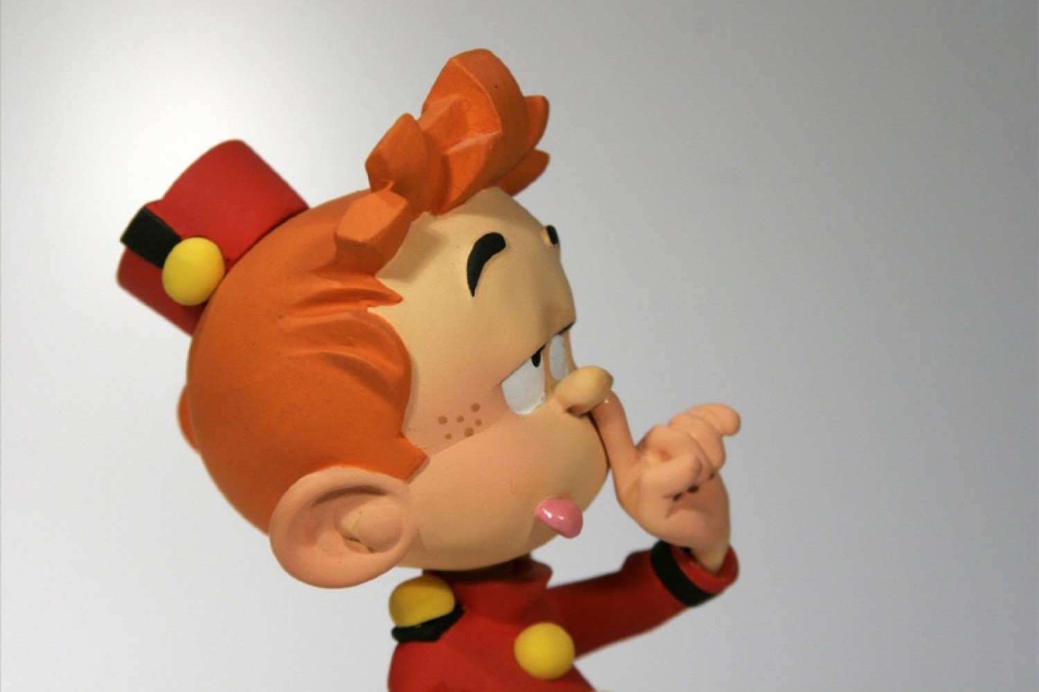 Petit Spirou "doigt dans le nez" - statuette résine 13 cm