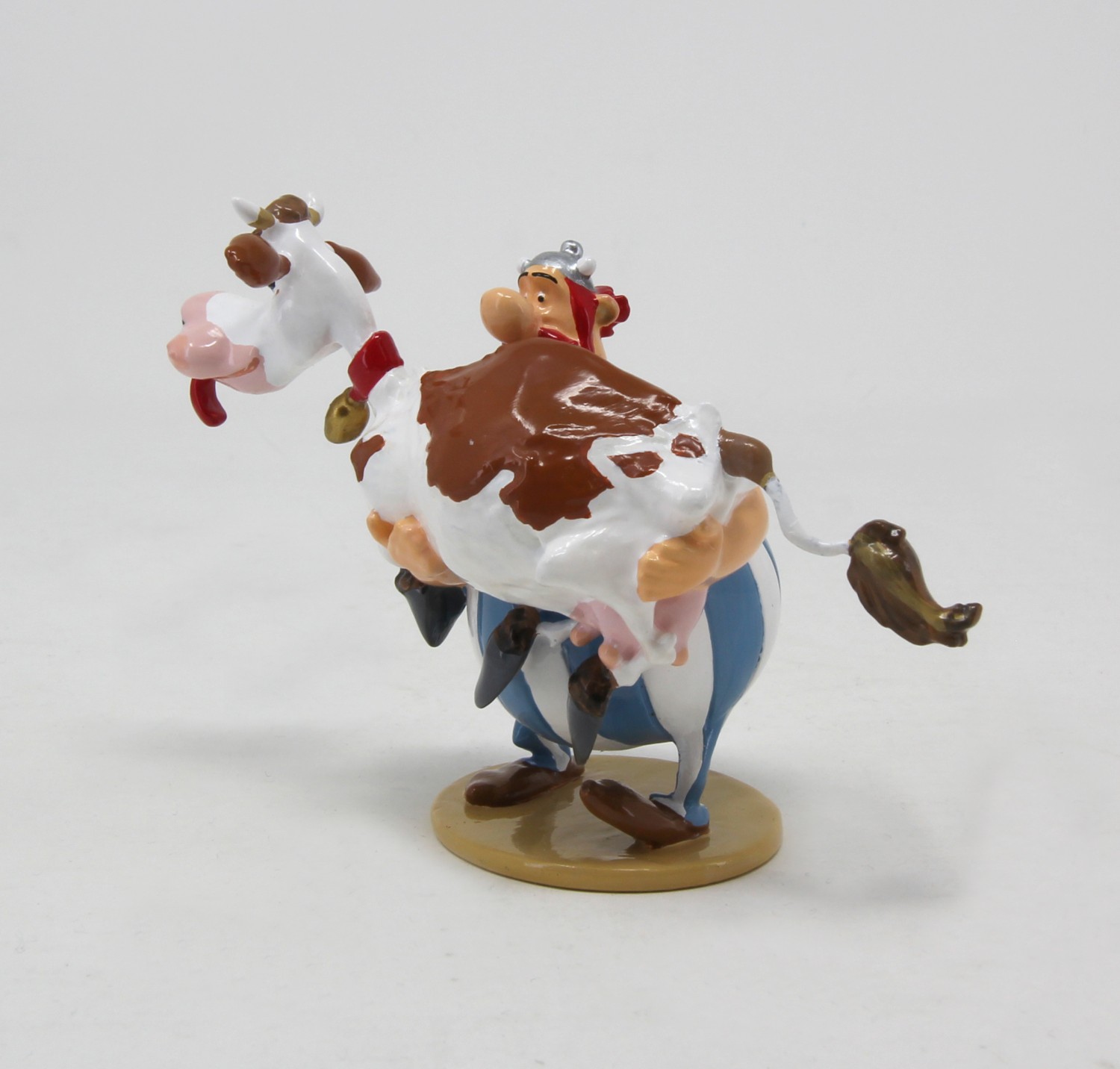 OBÉLIX PORTANT LA VACHE