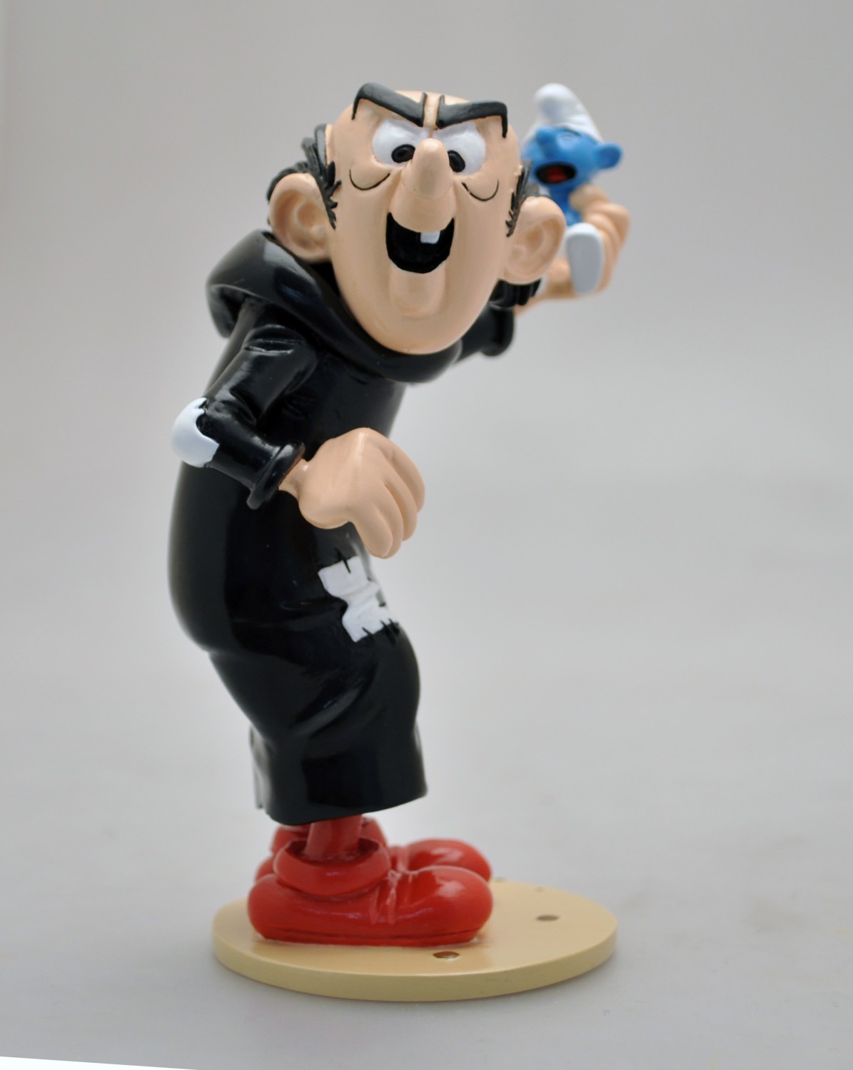 Gargamel et le Schtroumpf prisonnier