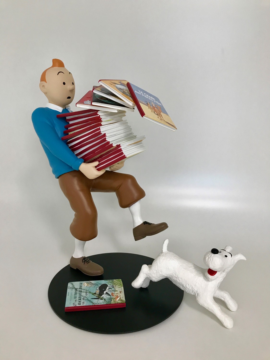 Tintin tenant les albums - Statuette résine 26 cm