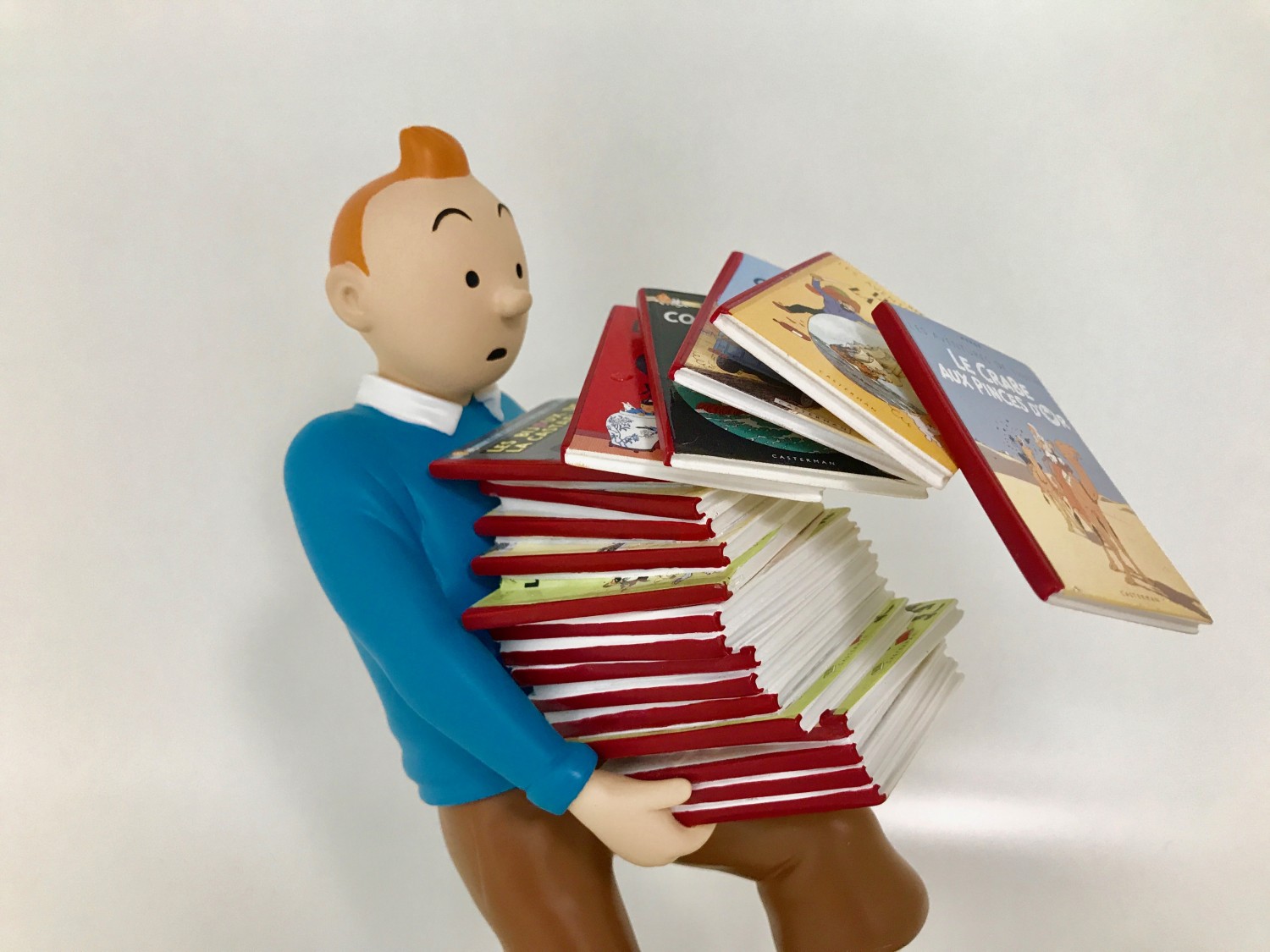 Tintin tenant les albums - Statuette résine 26 cm