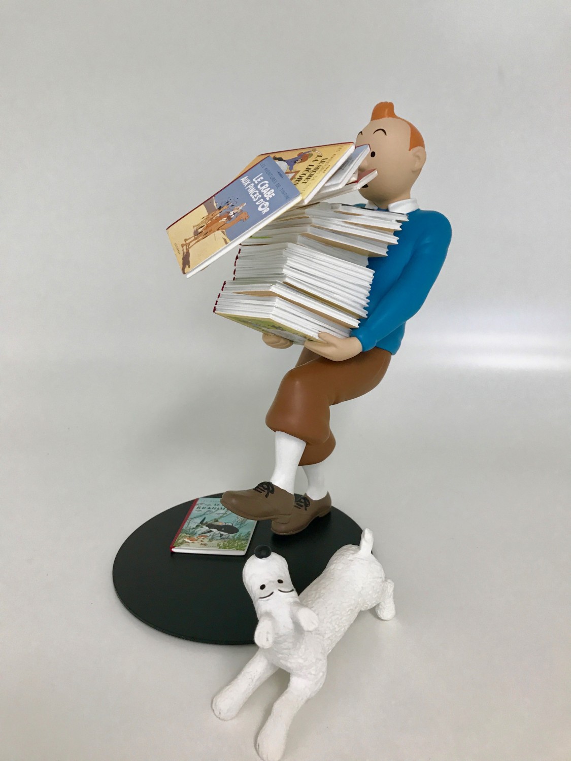 Tintin tenant les albums - Statuette résine 26 cm